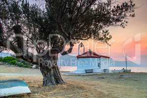 Kirche in Griechenland, mit Olivenbaum beim Sonnenuntergang