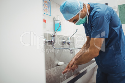 Male surgeon washing his hands