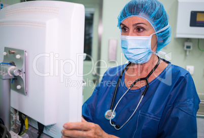 Surgeon using monitor