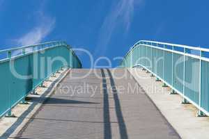 Fußgänger Brücke aus Stahl in Bogenkunstruktion über den Flu