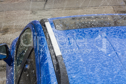 Hagel auf einem Auto Dach.