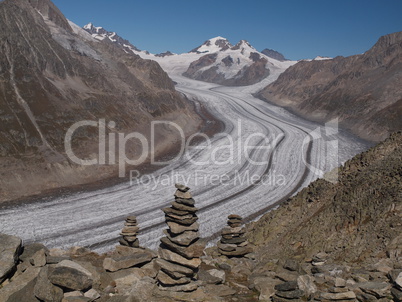 Steinmänner mit dem Aletschgletscher