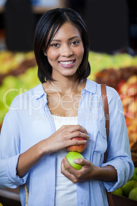 Portrait of beautiful woman holding an apples