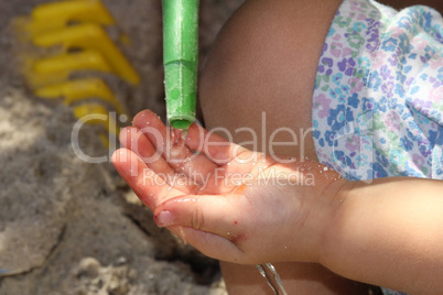 Kind spielt im Sandkasten