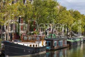 Gracht mit Hausbooten in Amsterdam, Niederlande