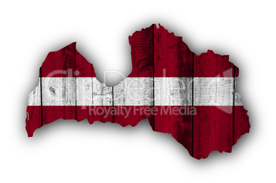 Karte und Fahne von Lettland auf verwittertem Holz