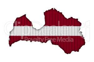 Karte und Fahne von Lettland auf Wellblech