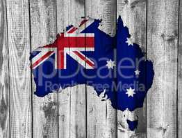 Karte und Fahne von Australien auf verwittertem Holz
