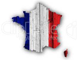 Karte und Fahne von Frankreich auf verwittertem Holz