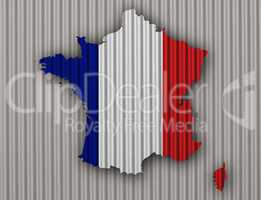 Karte und Fahne von Frankreich auf Wellblech