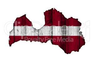Karte und Fahne von Lettland auf verwittertem Holz