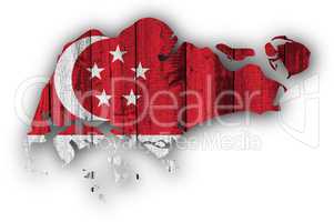 Karte und Fahne von Singapur auf verwittertem Holz