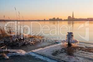 Blick über die Warnow auf Rostock im Winter