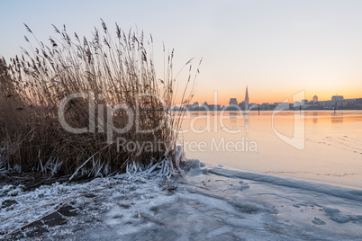 Blick über die Warnow auf Rostock im Winter