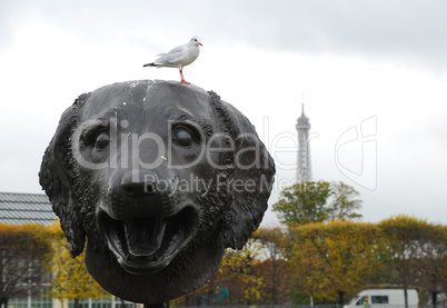 uileries Garden (French: Jardin des Tuileries). Sculpture, in the background the Eiffel Tower