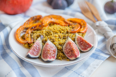 Quinoa Salat mit Feigen und Kürbis