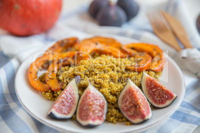 Quinoa Salat mit Feigen und Kürbis