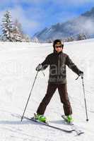 Der skifahrende Junge