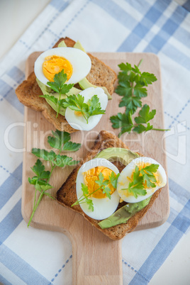 Toast mit Avocado und Ei