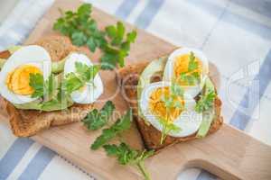 Toast mit Avocado und Ei
