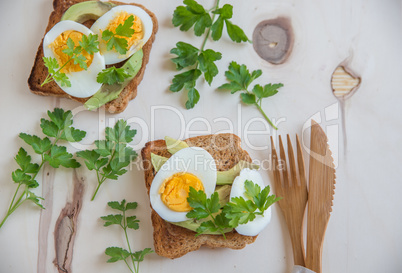 Toast mit Avocado und Ei