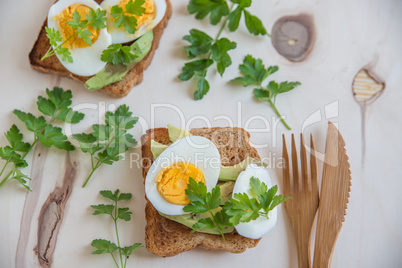 Toast mit Avocado und Ei