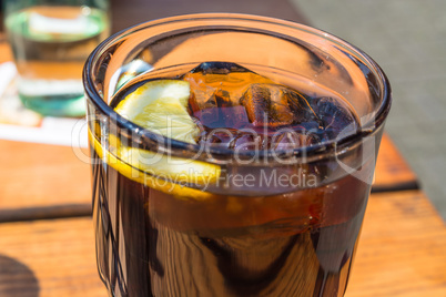 Detail, Glas Cola mit Eis und Zitrone