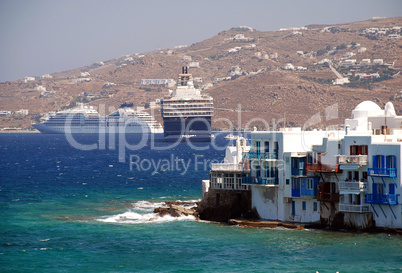 Kreuzfahrtschiff in der Bucht von Mykonos