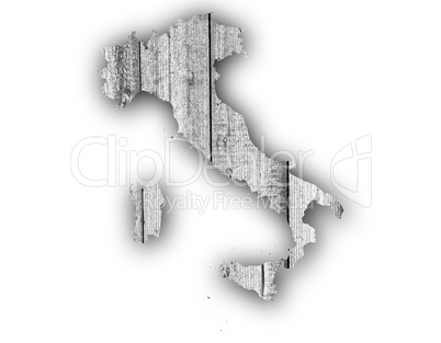 Karte von Italien auf verwittertem Holz