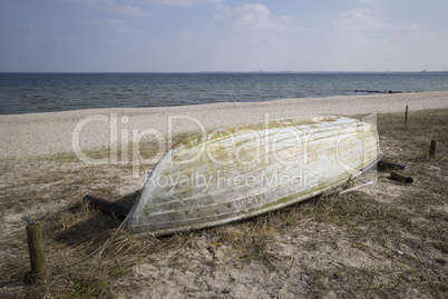 Ruderboot am Strand von Haffkrug an der Ostsee, Deutschland