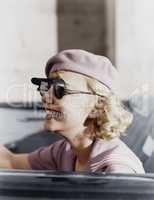 Young woman with a beret and sunglasses in a car (EV006138_M)
