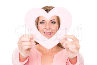 Junge Frau mit rosa Herz