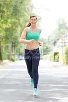 Junge Frau joggt