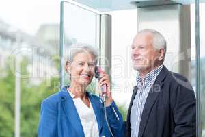 Senioren an einer Telefonzelle