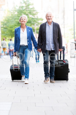 Seniorenpaar mit Koffer
