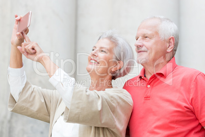 Senioren machen ein Selfie