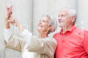 Senioren machen ein Selfie