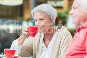 Senioren trinken einen Kaffee
