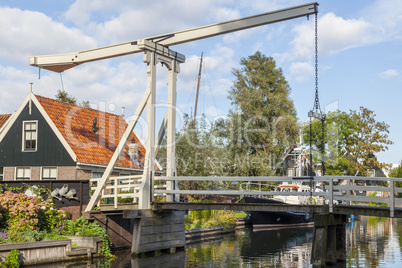 Zugbrücke über eine Gracht in Edam, Niederlande
