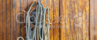 Seil und Steuerruder auf einem alten Fischkutter im Hafen von B