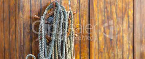 Seil und Steuerruder auf einem alten Fischkutter im Hafen von B