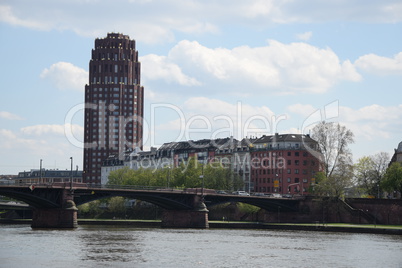 Brücke und Main Plaza in Frankfurt