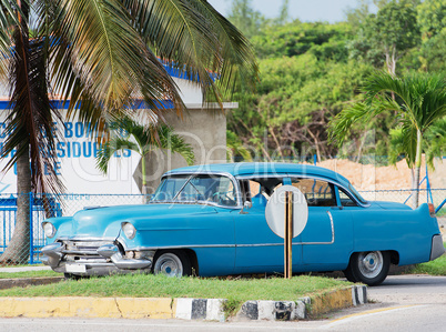 Amerikanisches Classic Auto auf Straße in Havanna Kuba
