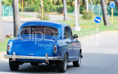 Amerikanisches Classic Auto auf Straße in Havanna Kuba