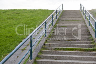 Treppe auf einen Deich