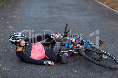 Female biker fallen from his mountain bike