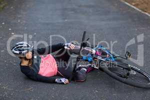 Female biker fallen from his mountain bike