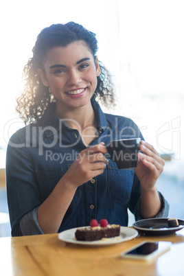 Smiling woman having a cup of coffee in cafÃ?Â©