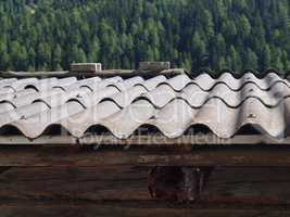 Dach aus Wellasbestplatten