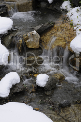 Bergbach im Winter